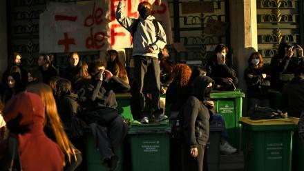 Des manifestants bloquent l'accès au lycée Hélène Boucher à Paris le 7 octobre 2026