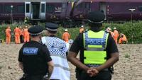 Des agents de la police des transports britannique et des enquêteurs sur le site d'une collision entre deux trains de la compagnie East Midlands Railway (EMR) survenue la veille, le 20 juin 2026 au sud de Bedford, dans le centre de l'Angleterre 