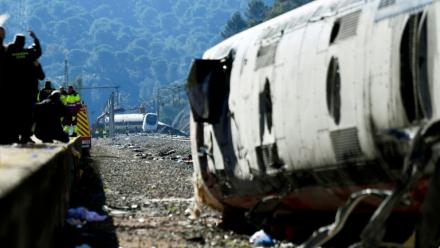 Un train à grande vitesse Iryo qui a déraillé et percuté un autre train (en arrière-plan) à Adamuz, dans le sud de l'Espagne, le 20 janvier 2026