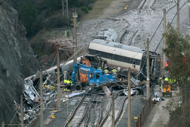 Des enquêteurs et services d'urgence sur le site d'une collision entre deux trains à grande vitesse qui a fait au moins 42 morts à Adamuz, dans le sud de l'Espagne, le 20 janvier 2026