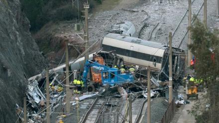 Des enquêteurs et services d'urgence sur le site d'une collision entre deux trains à grande vitesse qui a fait au moins 42 morts à Adamuz, dans le sud de l'Espagne, le 20 janvier 2026