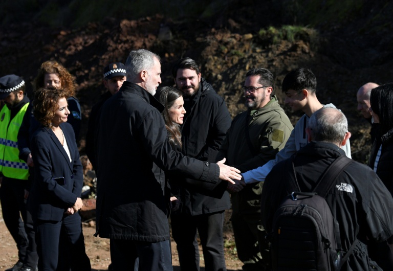 Le roi Felipe VI d'Espagne (g) et la reine Letizia, suivis de la vice-Première ministre espagnole Maria Jesus Montero, rencontrent des personnes ayant porté secours sur le site de la collision de trains à grande vitesse  à Adamuz, dans le sud de l'Espagne, le 20 janvier 2026