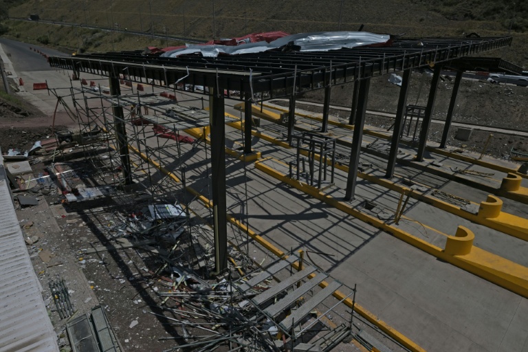 Vue aérienne d'un péage en construction détruit par une explosion à Santander de Quilichao, en Colombie, le 8 août 2026 