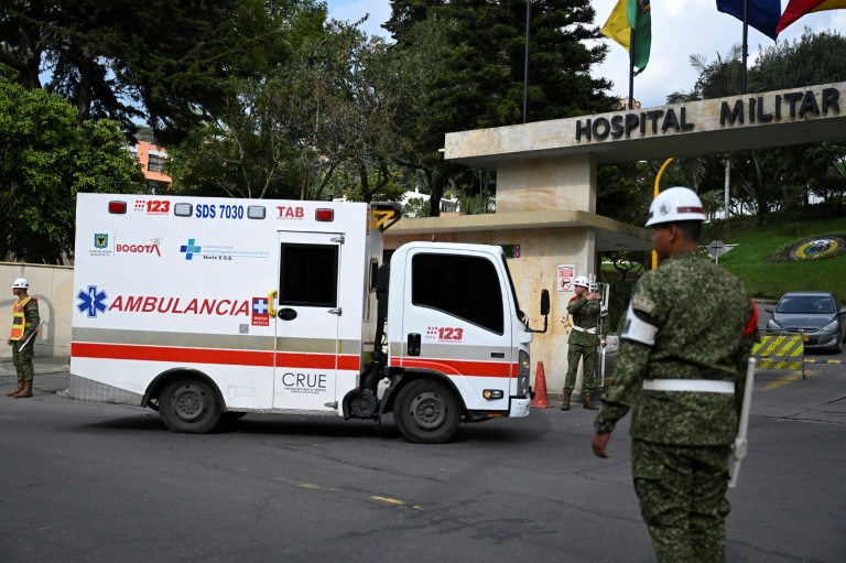 Une ambulance arrive à l’hôpital militaire de Bogota le 23 mars 2026, après le crash d’un Hercules de l’Armée de l’air lors du décollage à Puerto Leguizamo, en Colombie