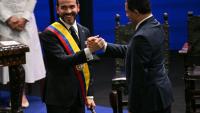 Le nouveau président colombien Abelardo de la Espriella  serre la main du président du Parlement colombien lors de sa cérémonie d’investiture à Cali, en Colombie, le 7 août 2026