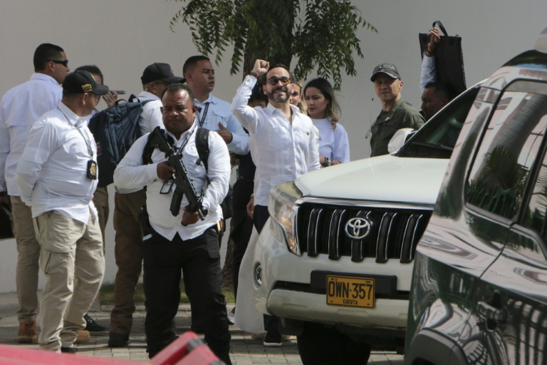 Le président colombien élu Abelardo de La Espriella quitte les lieux après une conférence de presse au siège du gouvernorat du département de Norte de Santander, le 8 juillet 2026 à Cúcuta