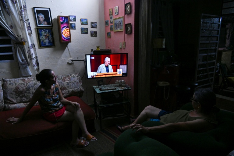 Des Cubains regardent un discours télévisé du président Miguel Diaz-Canel lors de la troisième session extraordinaire de l'Assemblée nationale du pouvoir populaire de Cuba, le 18 juin 2026 à La Havane
