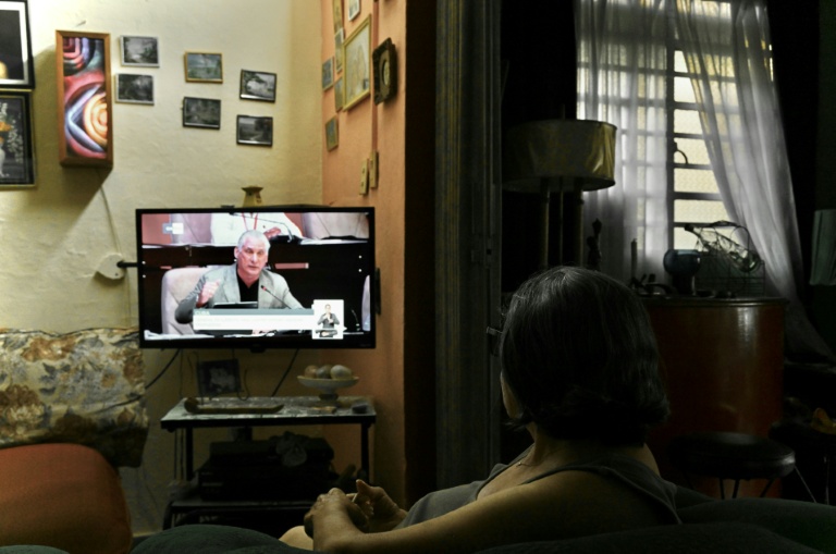 Une Cubaine regarde un discours télévisé du président Miguel Diaz-Canel lors de la troisième session extraordinaire de l'Assemblée nationale du pouvoir populaire de Cuba, le 18 juin 2026 à La Havane