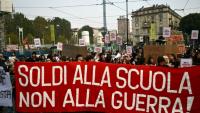 Des étudiants défilent lors du « No Meloni Day », une journée nationale de manifestations, à Turin, le 16 octobre 2026