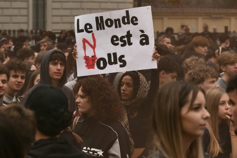 Une étudiante brandit une pancarte lors de la journée 