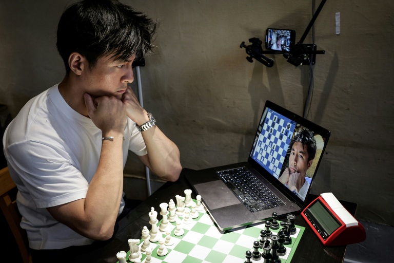 Le joueur d'échecs et influenceur français Julien Song à la Blitz Society chess club à Paris, le 13 août 2025
