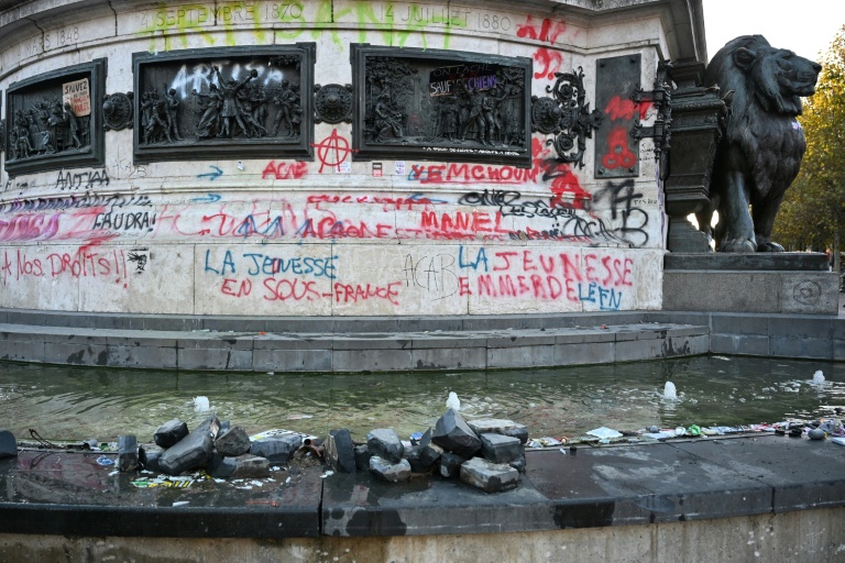 Des tags et des débris sur la fontaine de la place de la République, au lendemain d'une manifestation contre la vie chère, le 18 octobre 2026 à Paris