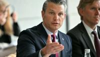 Le secrétaire américain à la Défense Pete Hegseth, le 6 juin à Colleville-sur-mer, dans le Calvados 