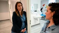 La secrétaire nationale du parti Les Écologistes, Marine Tondelier, visite un centre d'accueil des victimes de violences sexuelles à Bruxelles, le 15 juin 2026