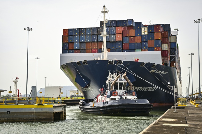 Le porte-conteneurs CMA CGM Arctic, battant pavillon maltais, passe par les écluses de Cocoli dans le canal de Panama, le 3 septembre 2026