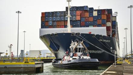 Le porte-conteneurs CMA CGM Arctic, battant pavillon maltais, passe par les écluses de Cocoli dans le canal de Panama, le 3 septembre 2026