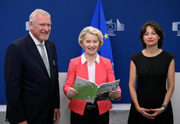 (g-d) Le Dr Jorg M. Fegert, directeur du département de psychiatrie, psychosomatique et d psychothérapie de l'enfant et de l'adolescent au CHU d'Ulm, la présidente de la Commission européenne Ursula von der Leyen et Maria Melchior, directrice de recherche à l'Inserm, lors de la remise du rapport d'experts sur la sécurité des enfants en ligne, le 13 juillet 2026 à Bruxelles