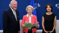 (g-d) Le Dr Jorg M. Fegert, directeur du département de psychiatrie, psychosomatique et d psychothérapie de l'enfant et de l'adolescent au CHU d'Ulm, la présidente de la Commission européenne Ursula von der Leyen et Maria Melchior, directrice de recherche à l'Inserm, lors de la remise du rapport d'experts sur la sécurité des enfants en ligne, le 13 juillet 2026 à Bruxelles