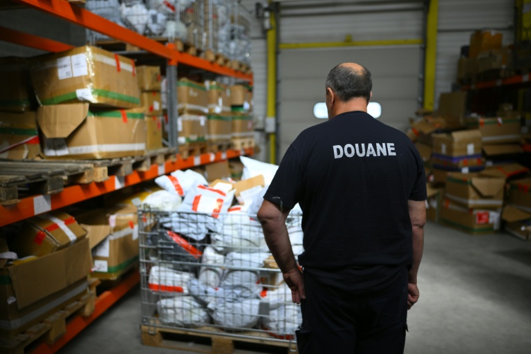  A partir de mercredi, les petits colis importés dans l'UE, jusqu'ici exemptés de droits de douane, seront soumis à une nouvelle taxe européenne