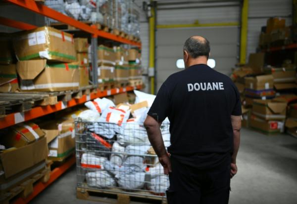  A partir de mercredi, les petits colis importés dans l'UE, jusqu'ici exemptés de droits de douane, seront soumis à une nouvelle taxe européenne