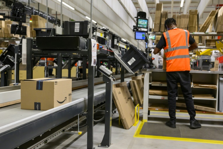 Un employé d'Amazon prépare une commande au centre de distribution d'Augny, près de Metz, le 29 août 2024