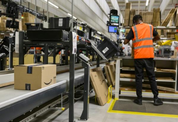 Un employé d'Amazon prépare une commande au centre de distribution d'Augny, près de Metz, le 29 août 2024