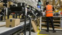 Un employé d'Amazon prépare une commande au centre de distribution d'Augny, près de Metz, le 29 août 2024