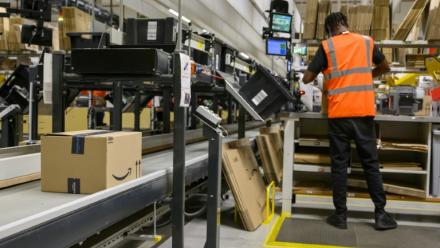 Un employé d'Amazon prépare une commande au centre de distribution d'Augny, près de Metz, le 29 août 2024