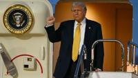 Le président américain Donald Trump s'apprête à descendre d'Air Force One à son arrivée à l'aéroport Haneda de Tokyo, le 27 octobre 2025, dans le cadre d'une tournée en Asie devant le mener également en Corée du Sud 
