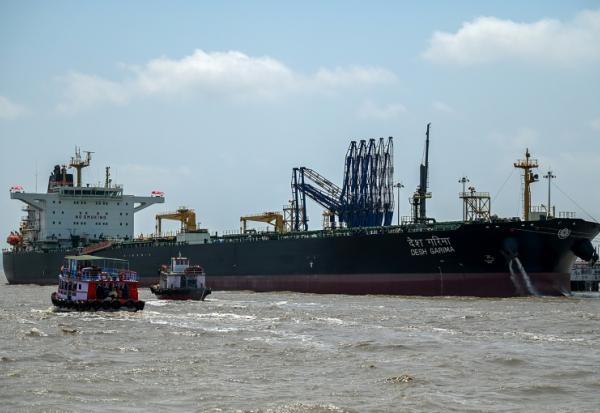 Le Desh Garima, un pétrolier battant pavillon indien, transportant du pétrole brut  amarré à un terminal de déchargement sur la côte de Bombay, après avoir pu transiter par le détroit d'Ormuz, le 30 avril 2026