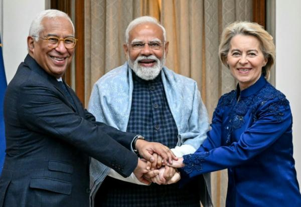 Le Premier ministre indien Narendra Modi (c) avec la présidente de la Commission européenne Ursula von der Leyen (d) et le président du Conseil européen Antonio Costa, à New Delhi, le 27 janvier 2026