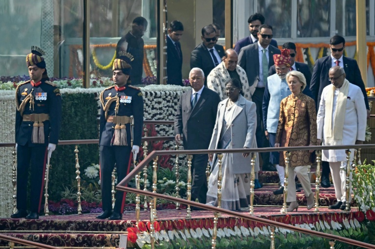 Le Premier ministre indien Narendra Modi, le président du Conseil européen António Costa, la présidente de la Commission européenne Ursula von der Leyen, la présidente de l'Inde Droupadi Murmu et le ministre indien de la Défense Rajnath Singh assistent au défilé du 77e anniversaire de la République indienne à New Delhi, le 26 janvier 2026