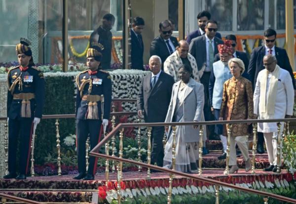 Le Premier ministre indien Narendra Modi, le président du Conseil européen António Costa, la présidente de la Commission européenne Ursula von der Leyen, la présidente de l'Inde Droupadi Murmu et le ministre indien de la Défense Rajnath Singh assistent au défilé du 77e anniversaire de la République indienne à New Delhi, le 26 janvier 2026