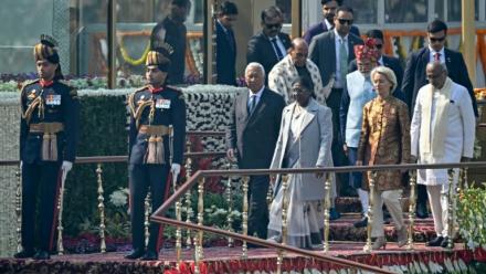 Le Premier ministre indien Narendra Modi, le président du Conseil européen António Costa, la présidente de la Commission européenne Ursula von der Leyen, la présidente de l'Inde Droupadi Murmu et le ministre indien de la Défense Rajnath Singh assistent au défilé du 77e anniversaire de la République indienne à New Delhi, le 26 janvier 2026