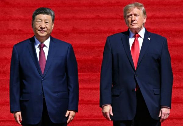 Le président des États-Unis Donald Trump (à droite) et le président chinois Xi Jinping (à gauche) arrivent pour une visite du Musée des Archives nationales le 25 septembre 2026 à Washington