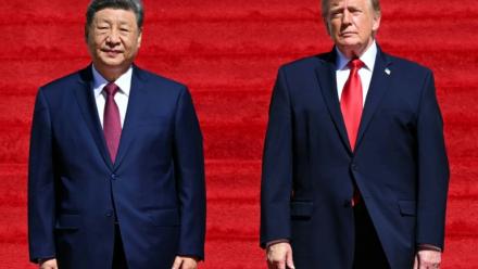 Le président des États-Unis Donald Trump (à droite) et le président chinois Xi Jinping (à gauche) arrivent pour une visite du Musée des Archives nationales le 25 septembre 2026 à Washington