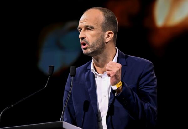 Le coordinateur de La France insoumise, Manuel Bompard lors d'un meeting de LFI à Aubervilliers, le 23 novembre 2025 en Seine-Saint-Denis