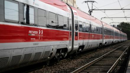 Un train à grande vitesse Frecciarossa de la compagnie ferroviaire italienne Trenitalia à son arrivée à la gare de Marseille, le 13 juin 2025.
