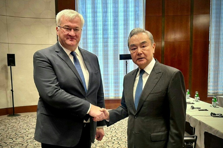 Photo prise et diffusée par le service de presse du ministère ukrainien des Affaires étrangères, le 13 février 2026, montrant le ministre chinois des Affaires étrangères, Wang Yi (d) et le ministre ukrainien des Affaires étrangères, Andriï Sybiga (g), lors de la 62e Conférence de Munich sur la sécurité (MSC)