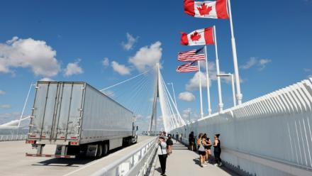 Un camion franchit le pont international Gordie Howe entre Windsor (Canada) et Detroit (Etats-Unis), le 6 septembre 2026