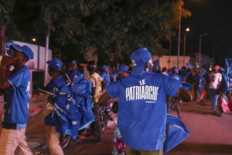 Des partisans du Parti Congolais du Travail (PCT) du président congolais Denis Sassou Nguesso célèbrent sa réélection à Brazzaville le 17 mars 2026