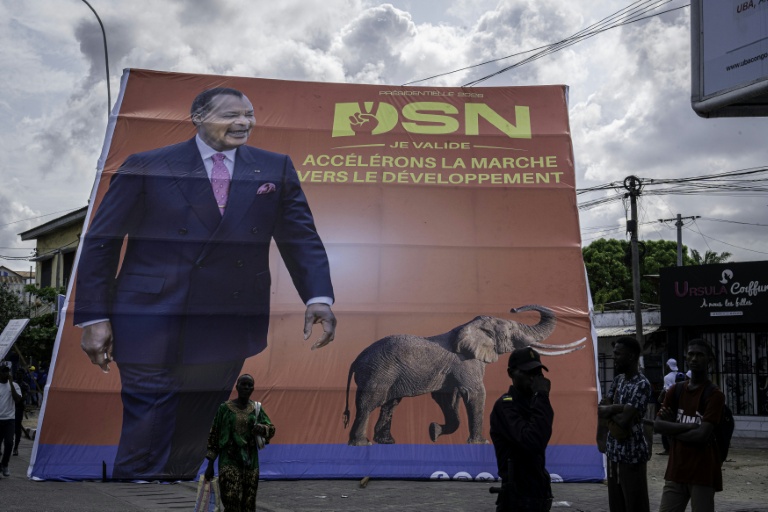Une affiche électorale du président sortant de la République du Congo et candidat à la présidence du Parti travailliste congolais (PCT), Denis Sassou Nguesso, le 28 février 2026 à Pointe-Noire, au Congo