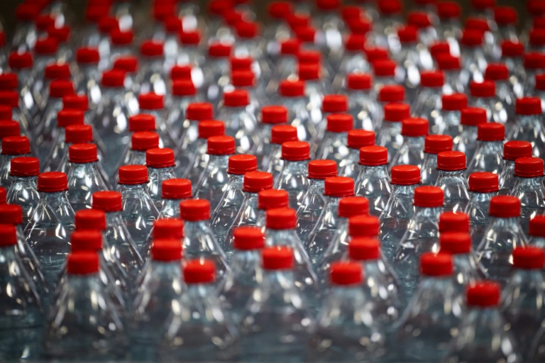 Des associations d'élus et ONG environnementales font contre le projet de consigne du gouvernement sur les bouteilles en plastique, dénonçant le 