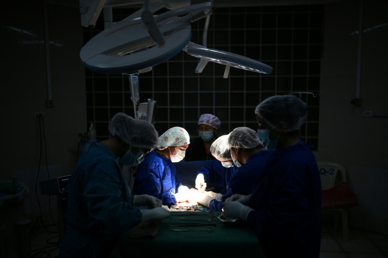 Des médecins pratiquent une intervention chirurgicale dans un bloc opératoire de l’Hôpital général de La Paz, le 26 mai 2026, en Bolivie