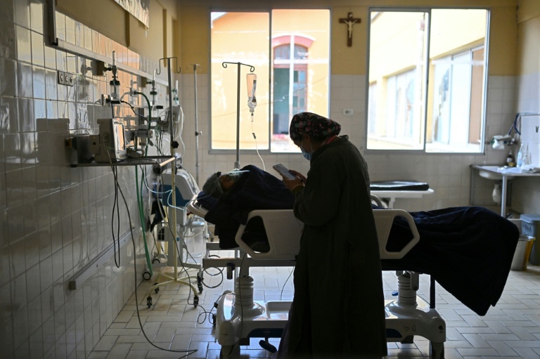 Un patient est allongé sur un brancard à l’Hôpital général de La Paz, le 26 mai 2026, en Bolivie