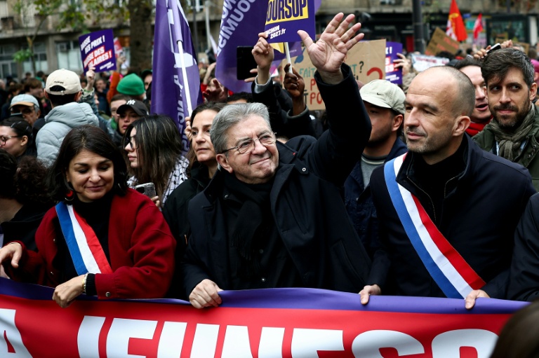 (g-d) La députée LFI Aurélie Trouvé, le candidat LFI à la présidentielle, Jean-Luc Mélenchon, et le coordinateur national de LFI, Manuel Bompard,  lors d'une manifestation contre la vie chère, le 24 octobre 2026 à Paris