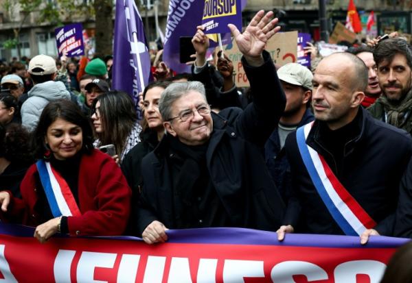 (g-d) La députée LFI Aurélie Trouvé, le candidat LFI à la présidentielle, Jean-Luc Mélenchon, et le coordinateur national de LFI, Manuel Bompard,  lors d'une manifestation contre la vie chère, le 24 octobre 2026 à Paris