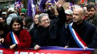 (g-d) La députée LFI Aurélie Trouvé, le candidat LFI à la présidentielle, Jean-Luc Mélenchon, et le coordinateur national de LFI, Manuel Bompard,  lors d'une manifestation contre la vie chère, le 24 octobre 2026 à Paris