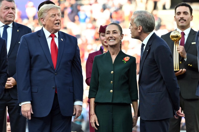 Donald Trump (à gauche) s'entretient avec Mark Carney (à droite), en présence de la présidente mexicaine Claudia Sheinbaum lors de la cérémonie de présentation de la finale de la Coupe du monde de football 2026 à dans le New Jersey, le 19 juillet 2026