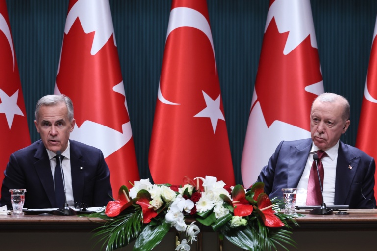 Le Premier ministre canadien Mark Carney (à gauche) s'adresse aux médias lors d'une conférence de presse conjointe avec le président turc Recep Tayyip Erdogan (à droite) à l'issue de leur rencontre au complexe présidentiel d'Ankara, le 22 octobre 2026